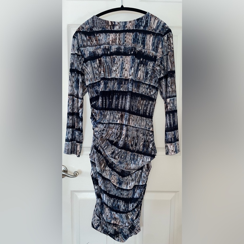 BCBGMaxAzria Navy and Black Abstract Ruched V-Neck Long-Sleeve Dress - Picture 2 of 4